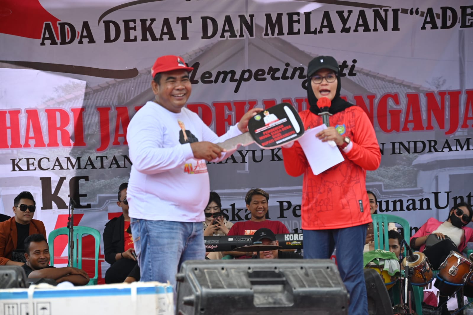 Hari Jadi Ke-41 Desa Pekandangan Jaya Bupati Nina Agustina : ‘Sawer’ Mobil Siaga