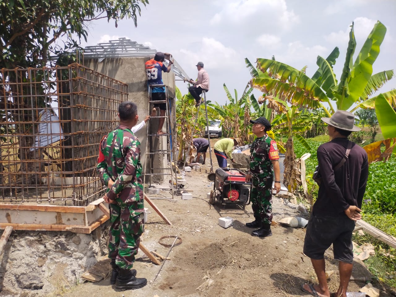 Danramil 1601 Indramayu Beserta Anggota Melaksanakan Monitoring Pembangunan Irpom Desa Pekandangan Jaya